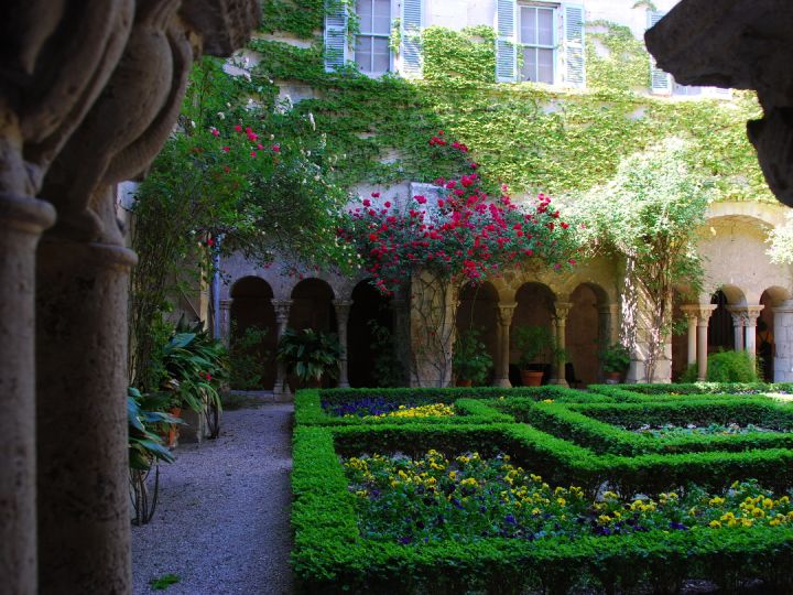 provence roman garden cycling france holidays gallery