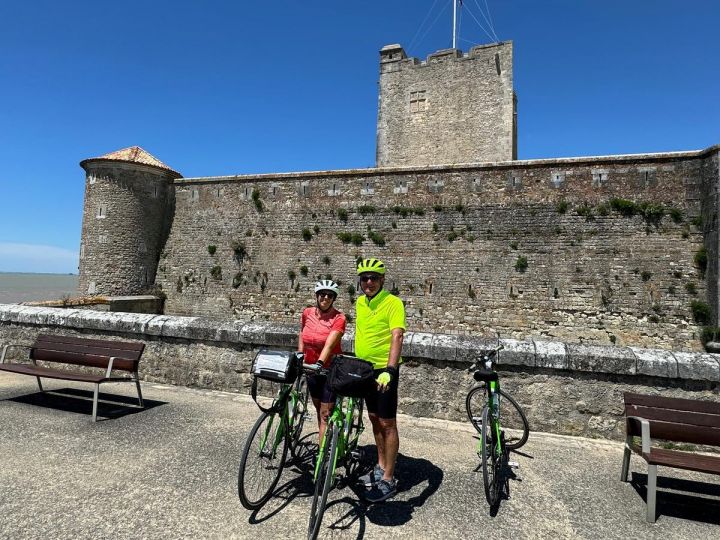  Ile de R&eacute; couple cyclists