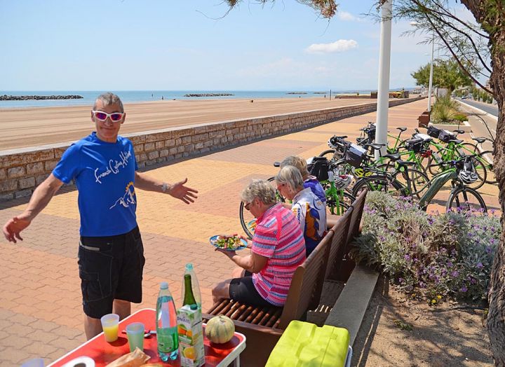 Cycling guides by the sea